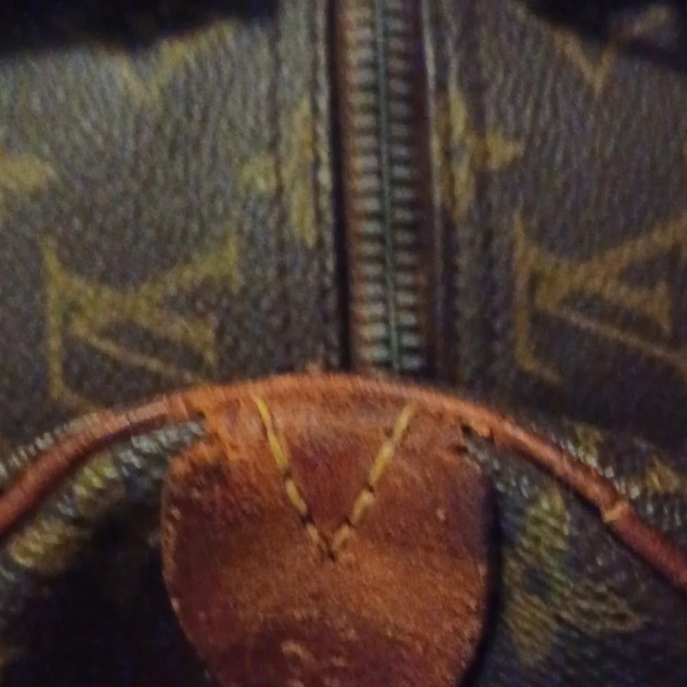 LV MONOGRAM SPEEDY 40. As Is. Authentic. Sales are final. LV Dustbag included - Picture 7 of 9